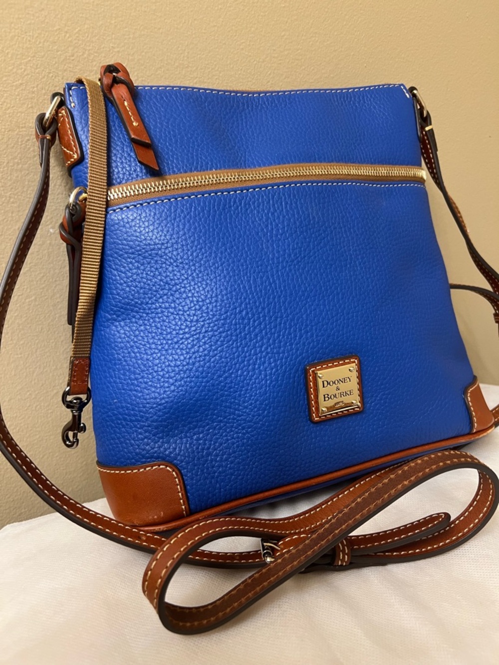 Dooney & Bourke Leather Crossbody EUC - Picture 11 of 16